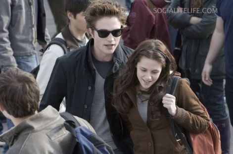 gallery_enlarged-robertpattinson-twilight-stills-photos-03272009-15.jpg